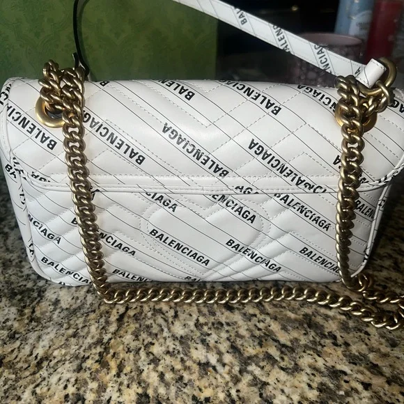 ❗️SOLD❗️Gucci White Quilted Shoulder Bag with Gold Double-G Hardware - Picture 4 of 8